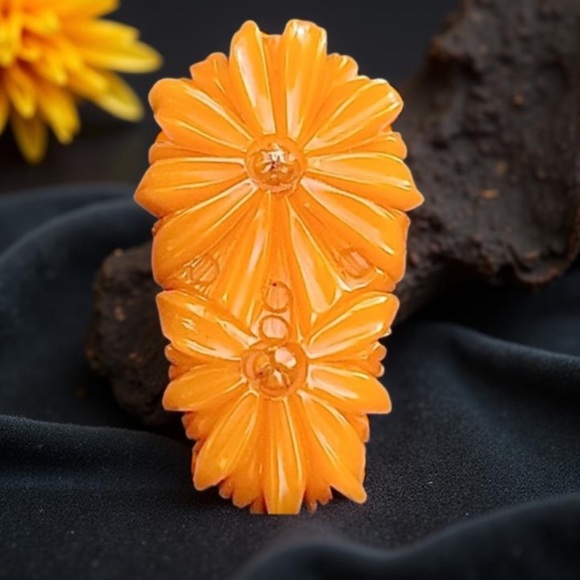 Vintage Bakelite butterscotch Carved flower clip made 1930 beautiful design - Picture 12 of 16